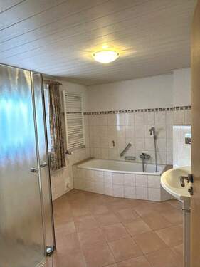 Erdgeschoss: Tageslichtbad - 