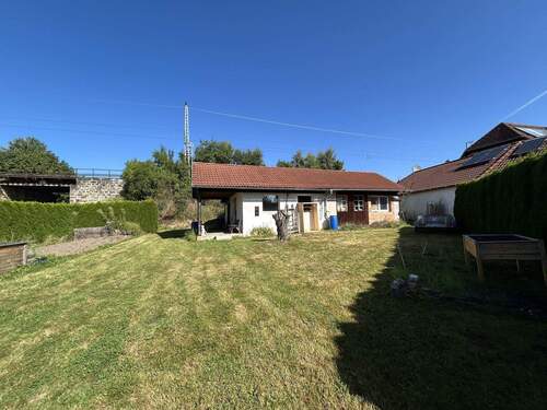 Grundstück mit Schopf - 9 Zimmer Einfamilienhaus in Friedenweiler