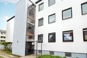 Eingangsbereich mit verglastem Treppenhaus - 