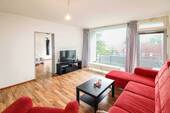 Sonnenbetupftes Wohnzimmer - 2 Zimmer Etagenwohnung in Bergen