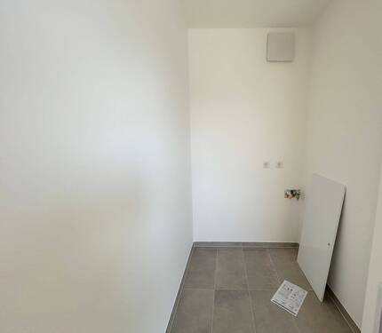 Abstellraum + Waschm.-Anschluss - 
