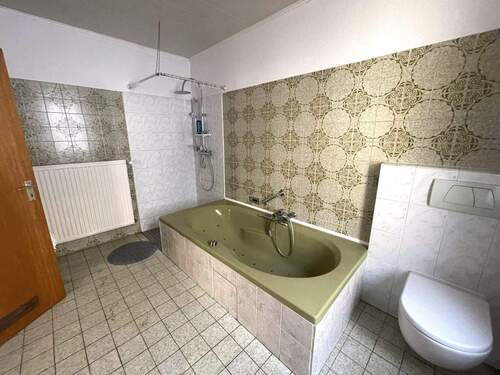 Tageslichtbad mit Wanne und Dusche - 