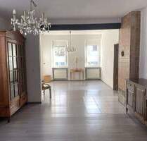 Kirkel-Limbach - Schönes Wohnhaus mit Nebengebäude und 2 Garagen in guter Lage