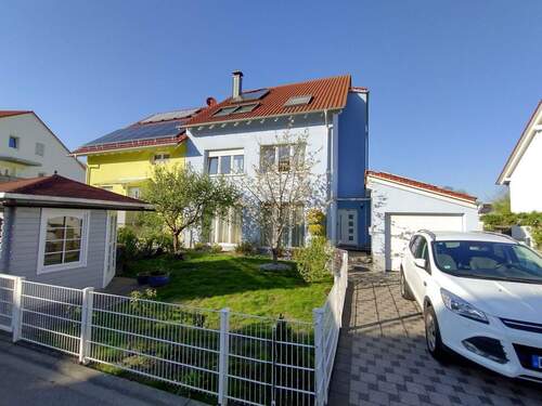 Hausansicht - 7 Zimmer Doppelhaushälfte zum Kaufen in Umkirch