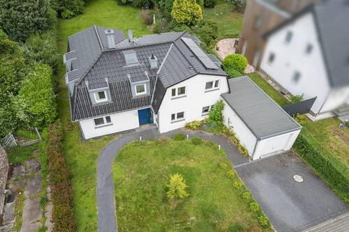 Grundstücks- und Hausansicht - 6 Zimmer Einfamilienhaus in Aachen / Verlautenheide