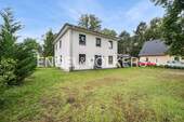 Front - Modern, hell und energieeffizient - Familientraum mit Pool