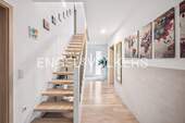 Flur mit Treppe ins Obergeschoss - 