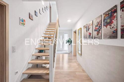 Flur mit Treppe ins Obergeschoss - 