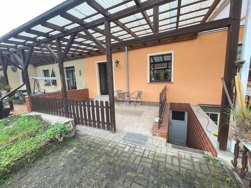 Terrasse und Kellerzugamg - 