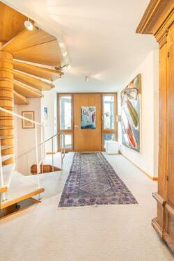 Die Eingangsdiele mit zentralem Treppenhaus - 