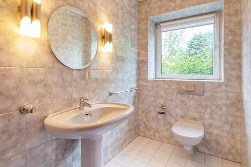 Gäste-WC mit Fenster - 