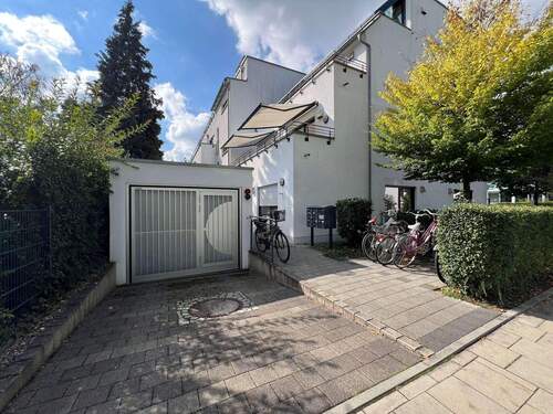 Hausansicht mit ZUfahrt Tiefgarage - 