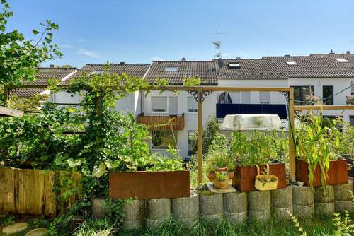 Hausansicht West v. Nachbar - 