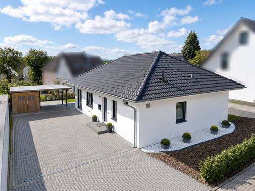 Hausansicht - Moderner Bungalow für zwei - komfortables Wohnen auf einer Ebene