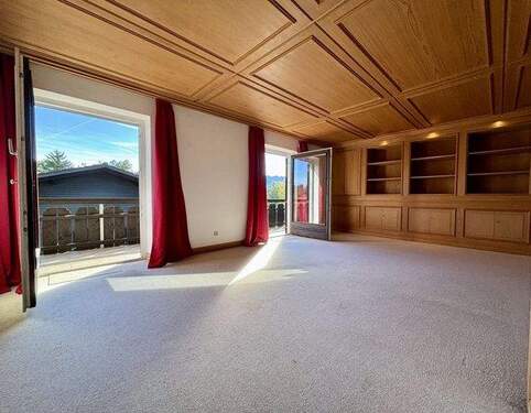 großzügiges Wohnzimmer mit Ausgang auf den Balkon - Etagenwohnung mit 121,00 m² in Murnau am Staffelsee zum Kaufen