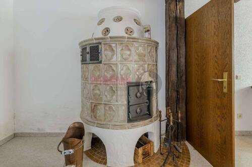 uriger Kachelofen im Hobbyraum im Keller - 