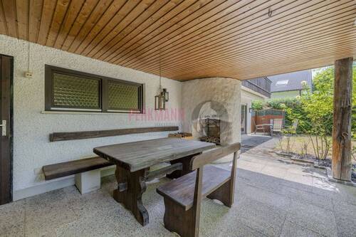 Sitzgarnitur im überdachten Freisitz mit offener Feuerstelle - 