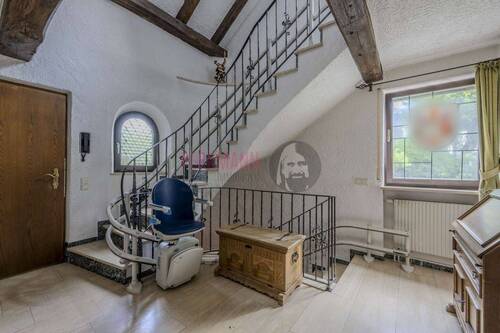 Eingangsbereich mit Treppenlift - Einfamilienhaus mit 145,00 m² in Hohenbrunn zum Kaufen