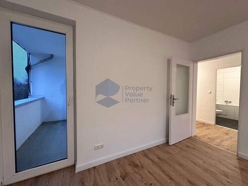 Wohnzimmer mit Loggia - Vollständig sanierte 2-Zimmer-Wohnung im 3. Obergeschoss mit West-Loggia