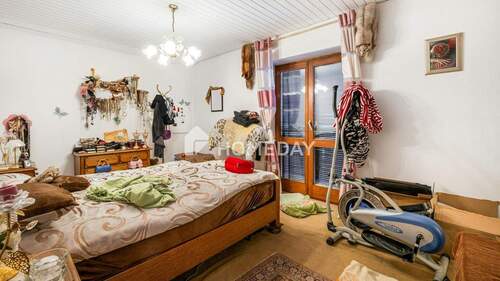 1. OG Schlafzimmer 1 - 