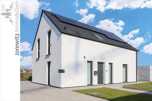 001 - Eingangsansicht - Bi-Vilsendorf: Sonniges Einfamilienhaus (KfW-Effizienzhaus 40) mit großer Terrasse und Garten