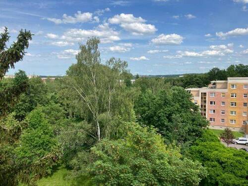 Ausblick Schlafzimmer u. Kinderzimmer - 3 Zimmer am grünen Rand - 380,00&nbsp;EUR Kaltmiete, ca.&nbsp; 68,90&nbsp;m&sup2;&nbsp;Wohnfl&auml;che