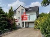 Strassenansicht - gepflegtes Mehrfamilienhaus mit drei Wohneinheiten