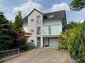 Strassenansicht - 5 Zimmer Mehrfamilienhaus, Wohnhaus zum Kaufen in Neuheilenbach