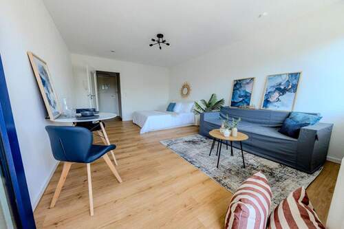 Wohnbereich mit Bett - 1 Zimmer Etagenwohnung zum Kaufen in Bad Füssing