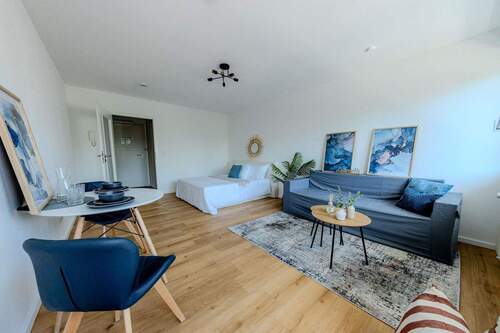 Wohn- und Essbereich mit Bett - 