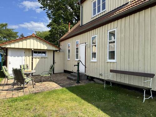 Hausansicht mit Terrasse - 