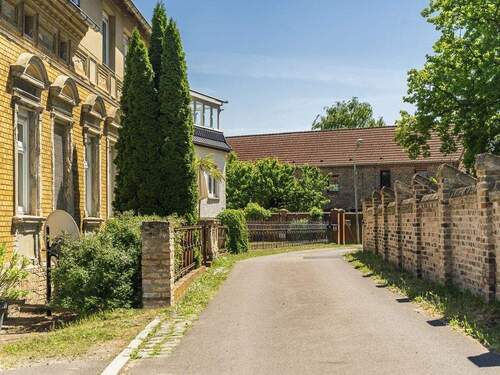 Blick zur Straße - 1 Zimmer Mehrfamilienhaus, Wohnhaus zum Kaufen in Potsdam