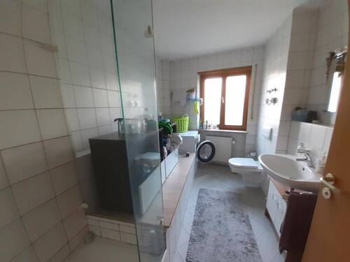 Bad mit Wanne und Dusche - 