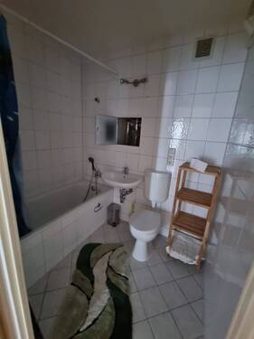 Bad mit Wanne - 
