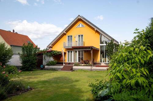 Hausansicht - Residence Biesdorf: 285 m² Wohnfläche und vollwertige Nutzfläche - Wohnen & Arbeiten kombiniert