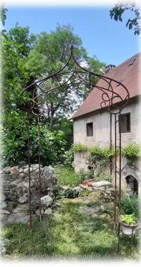 mit Blick auf den Gebäudekomplex - 