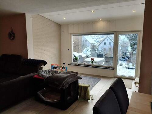 Wohnzimmer mit Blick zur Terrasse - 
