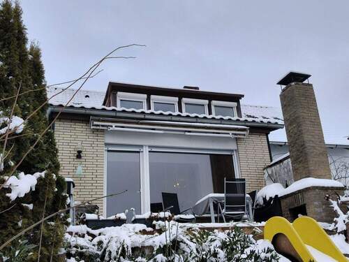 Blick zur Terrasse und Außenkamin - 8 Zimmer Einfamilienhaus in Holzminden