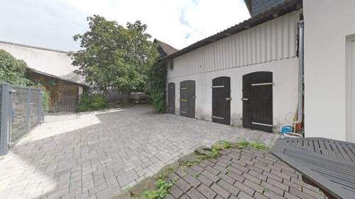 12_Hof mit Nebengebäuden - 