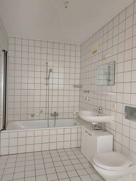 Bad/WC mit Wanne - 
