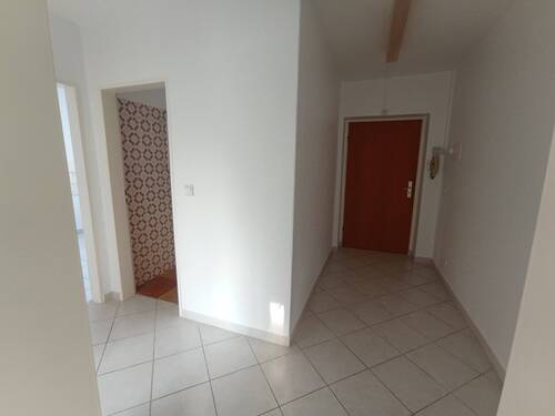 Burgwedeler Str. 42 Flur zum Ausgang, zum Bad zur - 