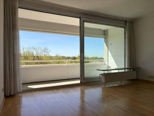 Das Wohnzimmer mit Balkon - Großzügige 2,5-Zimmer-Wohnung mit Südbalkon und Weitblick