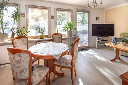 EG Wohnzimmer mit Ausgang zur Süd-Terrasse - 