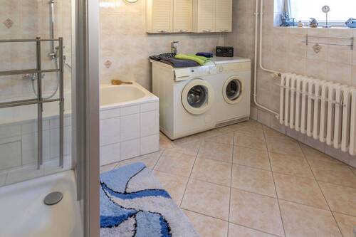KG Modernes Wannen-, Duschbad mit Waschmaschinenst - 