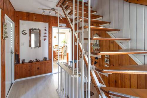 EG Eingangsdiele mit Treppe zum DG - 