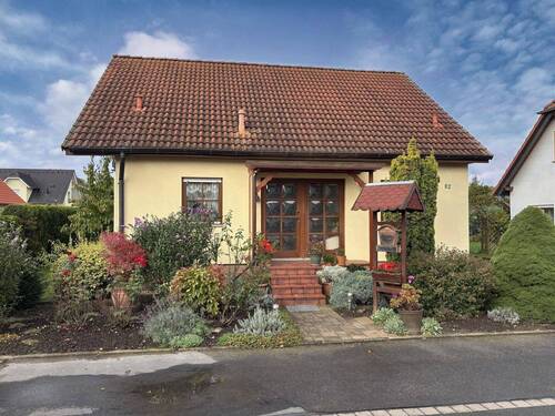 Straßenansicht - Familienidylle - Geräumiges Einfamilienhaus mit Keller in ruhiger Siedlungslage in Pegau