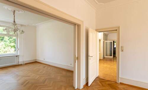 Blick vom Wohnbereich zum Flur im Hochparterre - 