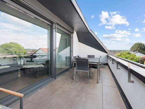 Balkon 3 Zimmer DG-Wohnung - 