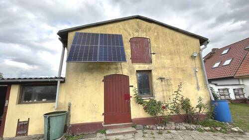 massives Stallgebäude mit Balkonkraftwerk - 