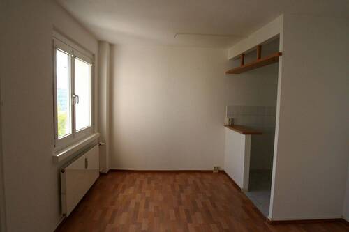 Wohnzimmer - 3 Zimmer Etagenwohnung zur Miete in Dessau-Roßlau